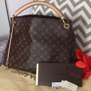 SOLD‼️Louis Vuitton Artsy MM in Monogram